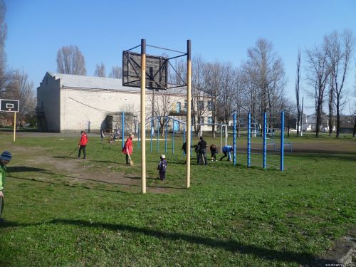 грязная спортплощадка
